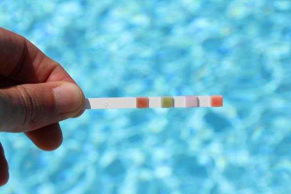 Pourquoi et comment maintenir un pH idéal dans sa piscine ?